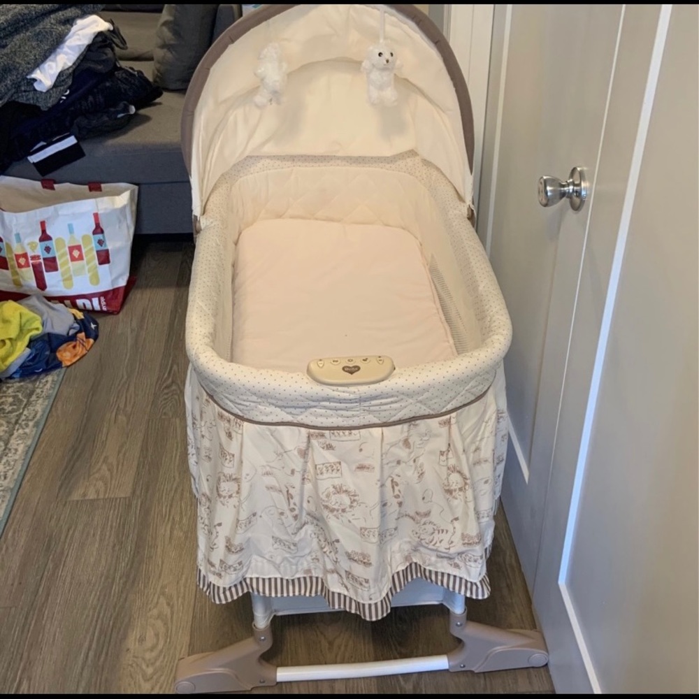 Delta rocking bassinet